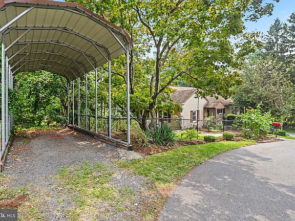 4th image of 210 Greenwood Ct