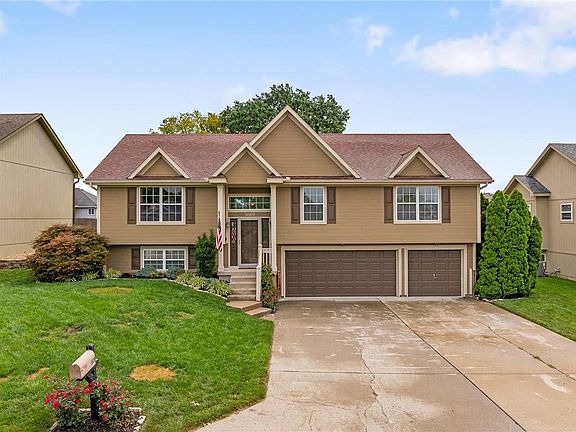 2nd image of 1809 NW Hedgewood Dr