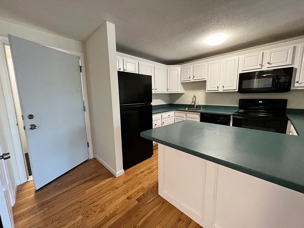2 bed, 1.5 bath, 948 sqft, $1,900 — Photo 3