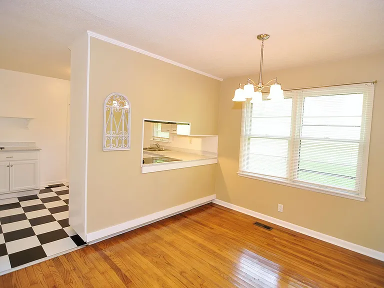 2221 Euclid Rd NW — Photo 2