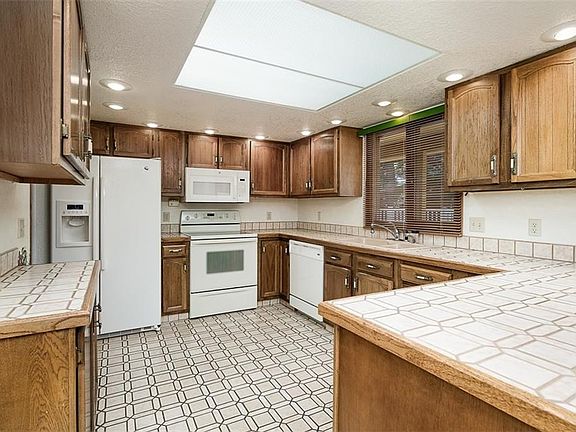 3rd image of 3134 Marguerite Blvd