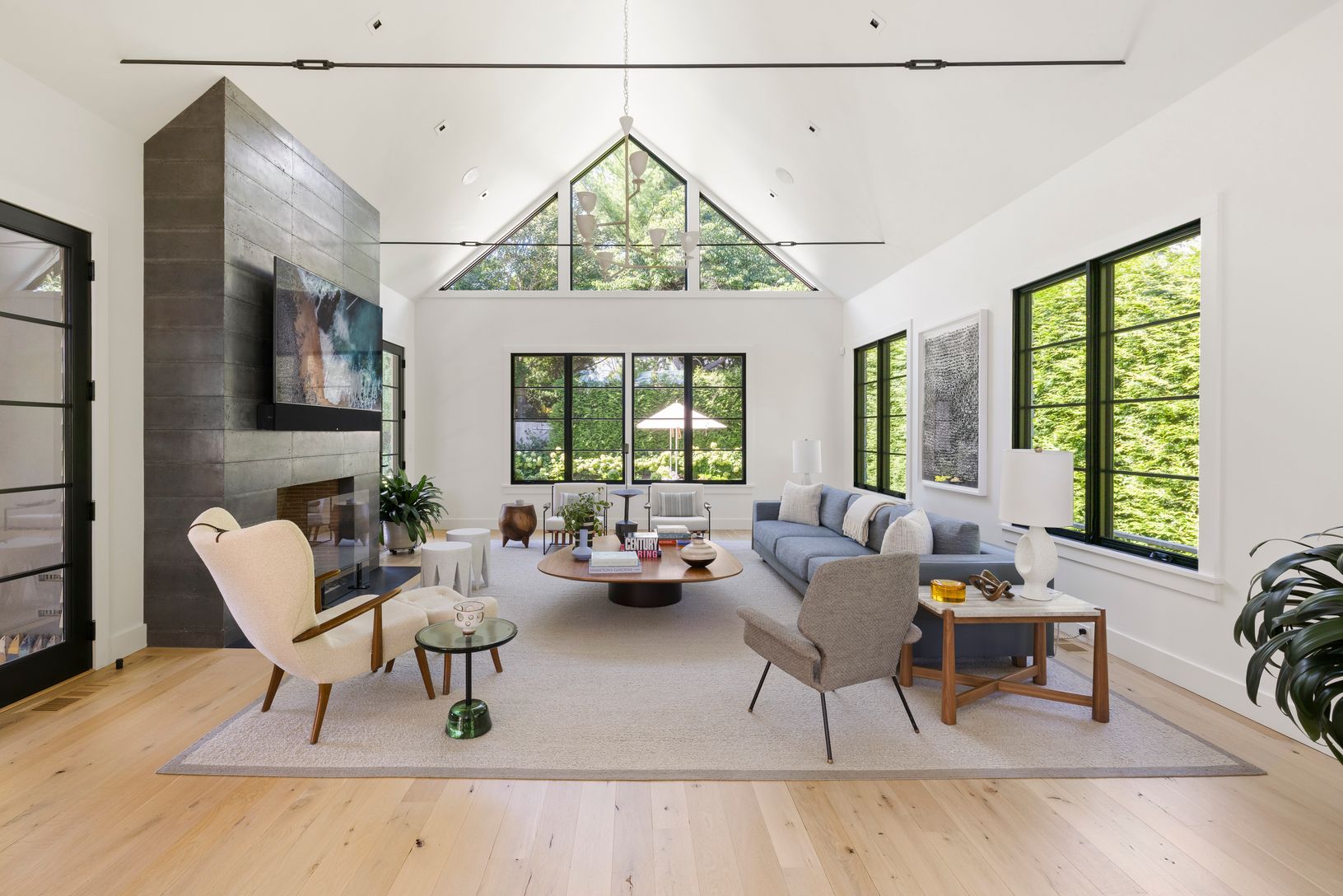  Spacious Living Room with fireplace