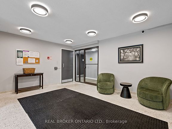 3rd image of 21 Elizabeth St S #202