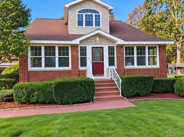 313 N Grove St, Standish, MI 48658