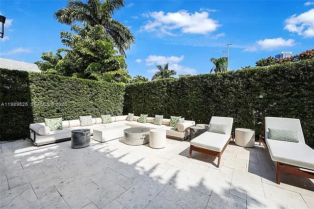 5 bed, 5.5 bath, $19,900 — Photo 2