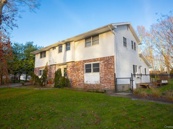 94 Kings Drive, Riverhead, NY 11901