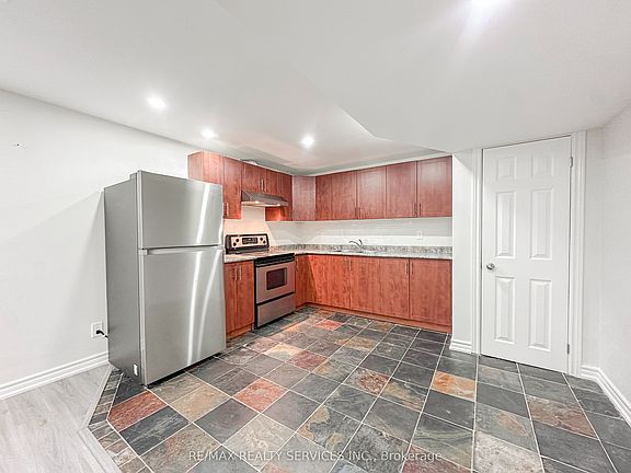 4th image of 1584 Stevenson St