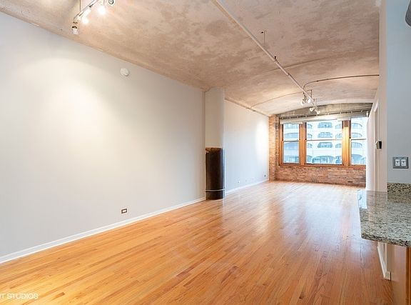 5th image of 801 S Wells St APT 305