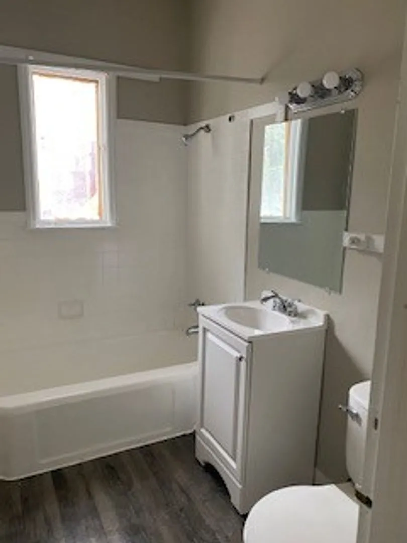 406 West Buell Avenue — Photo 3