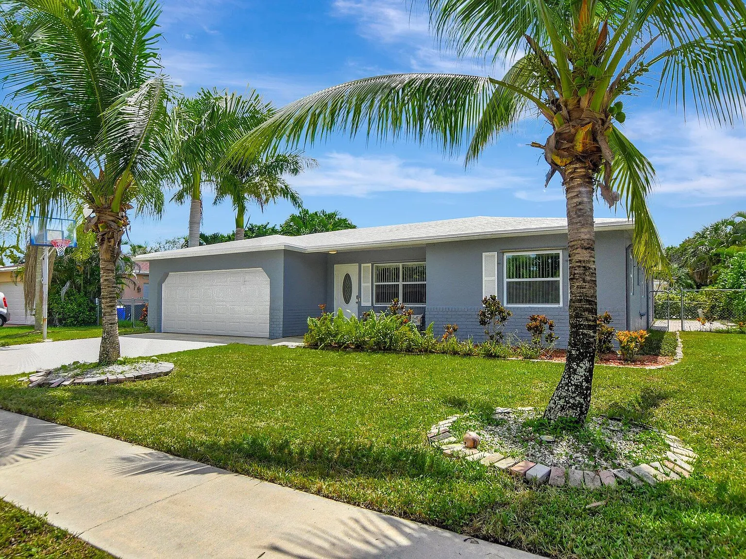3 bed, 2.0 bath, 1523 sqft, $3,850 — Photo 2