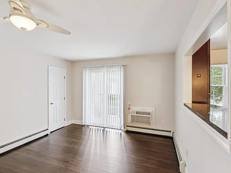 Queens Gardens Apartments — Photo 12
