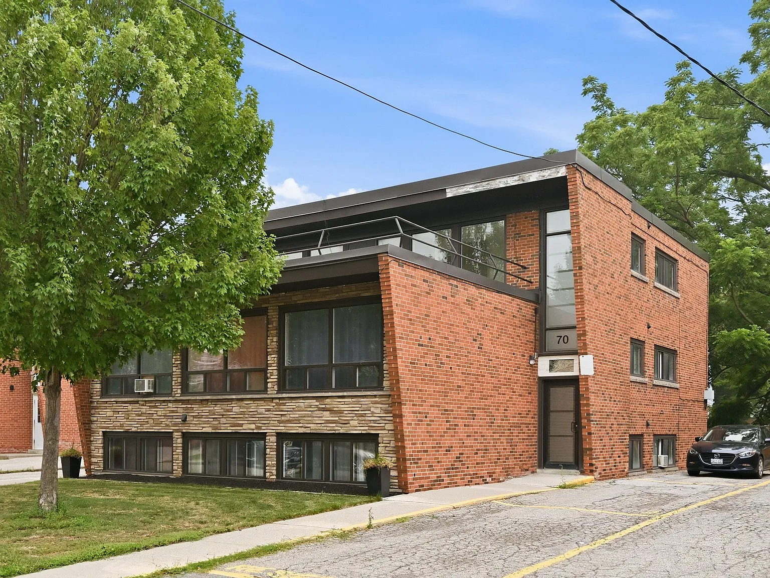 Mericourt Apartments — Photo 1