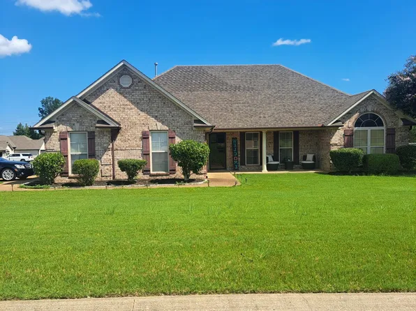 81 Lennox Village Dr, Jackson, TN 38305