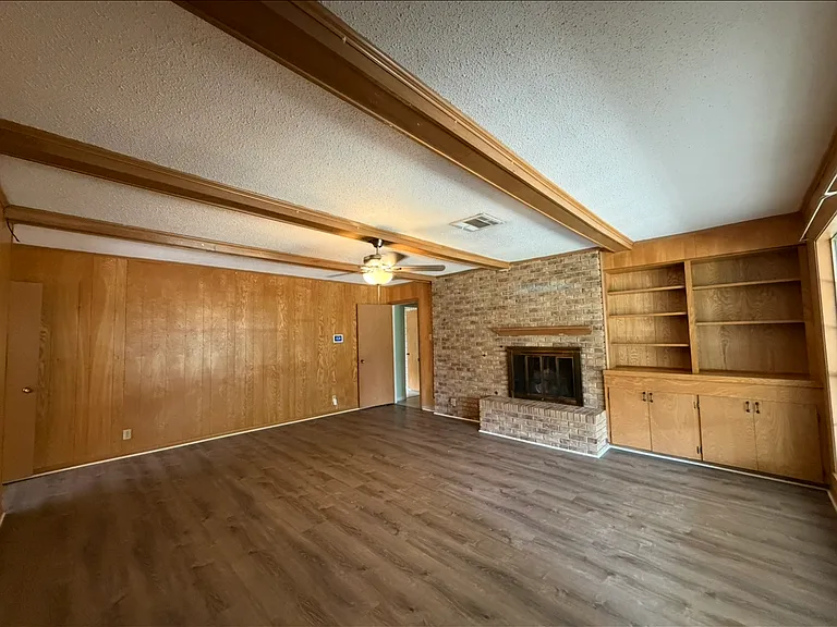 2102 Elmwood Dr — Photo 3