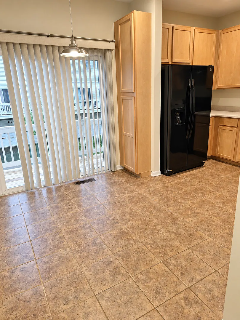 3 bed, 2.5 bath, 1862 sqft, $2,600 — Photo 3