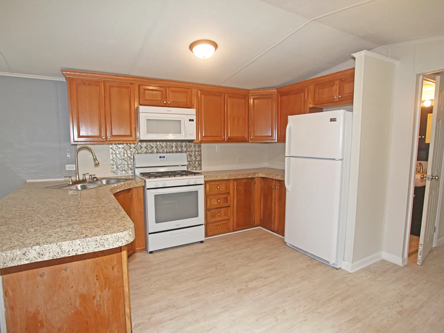 87 E Main St — Photo 3