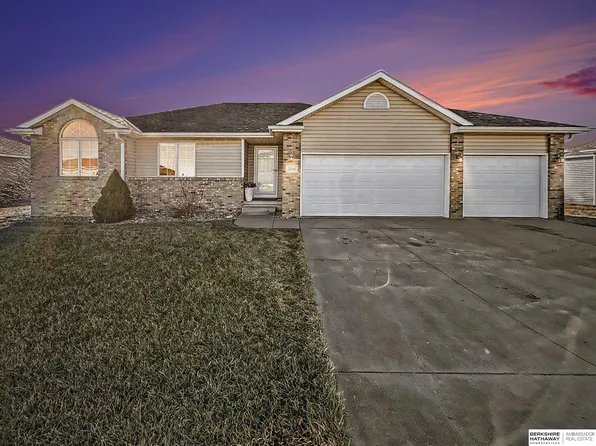 2304 E 16th St, York, NE 68467