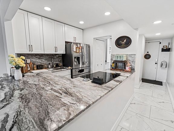 3rd image of 1021 Mockingbird Lane #211