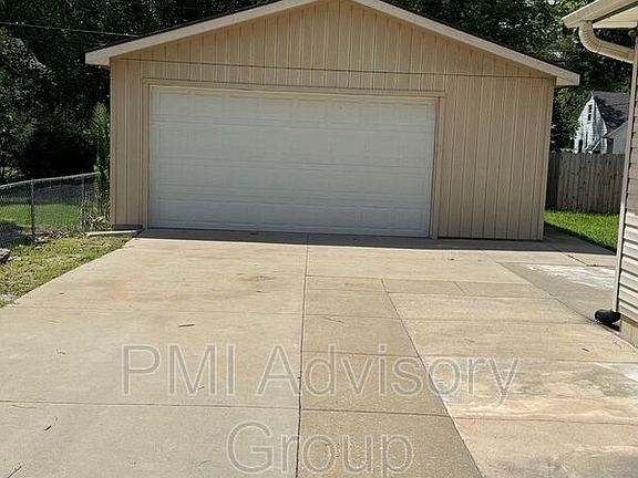 3rd image of 1727 SW Mission Ave