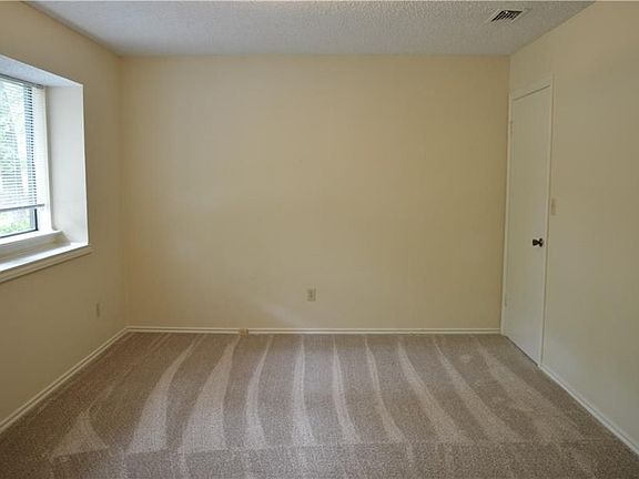 3rd image of 909 Greenhurst Cir