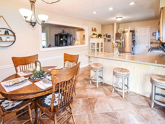 5th image of 405 Vance Ln