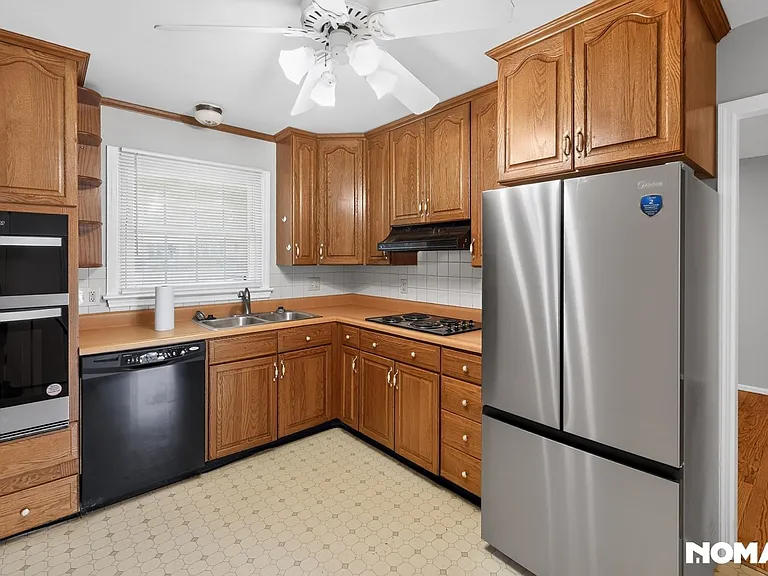 1835 Ardmore Dr — Photo 4