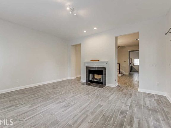 3rd image of 601 Irwin St NE