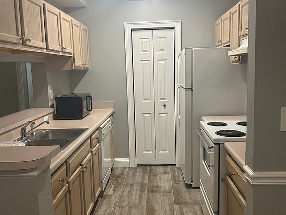 3rd image of 5616 Pinnacle Heights Cir APT 202