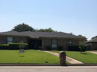 208 NE Timber Ridge Dr, Burleson, TX 76028