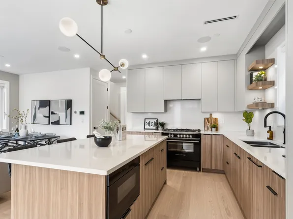 2258 Napier St #1, Vancouver, BC V5L 2P2