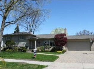 922 Blairmoor Ct, Grosse Pointe Woods, MI 48236