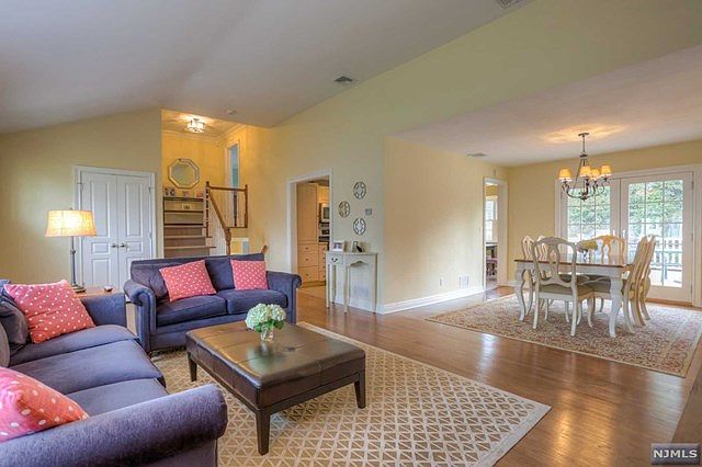 1st image of 774 Glenside Ct E