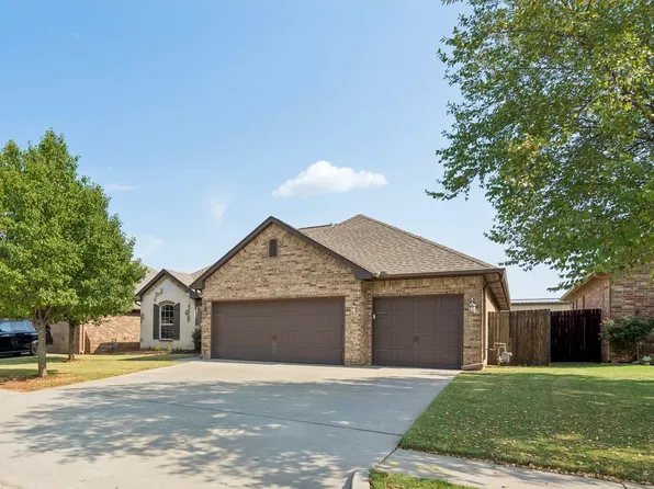 636 NE 23rd St, Moore, OK 73160