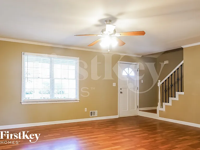104 Dogwood Ct — Photo 2