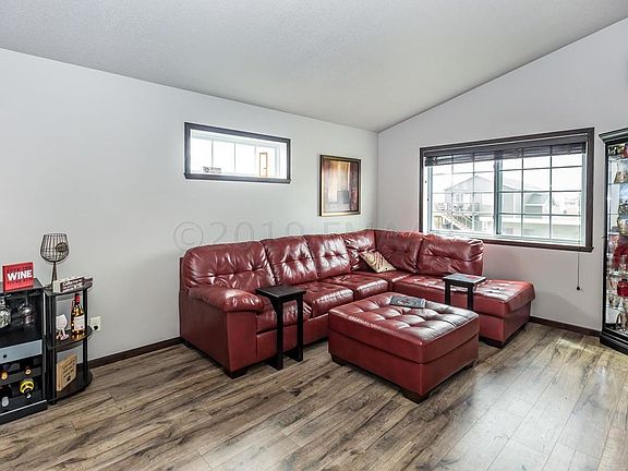 4th image of 609 38th Ave E