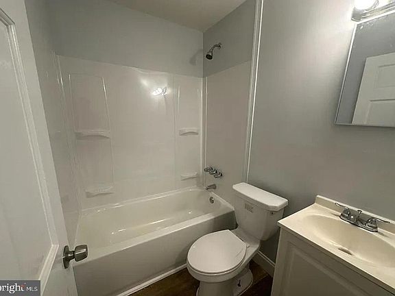 5th image of 667 E Thayer St