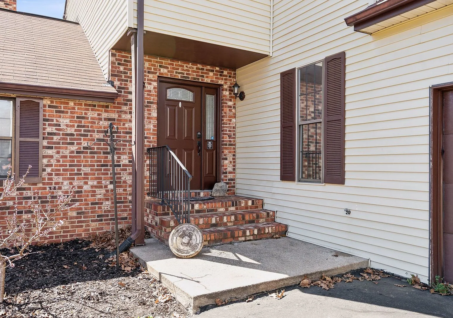 Beautifully renovated end-unit home on nearly an acre! — Photo 2