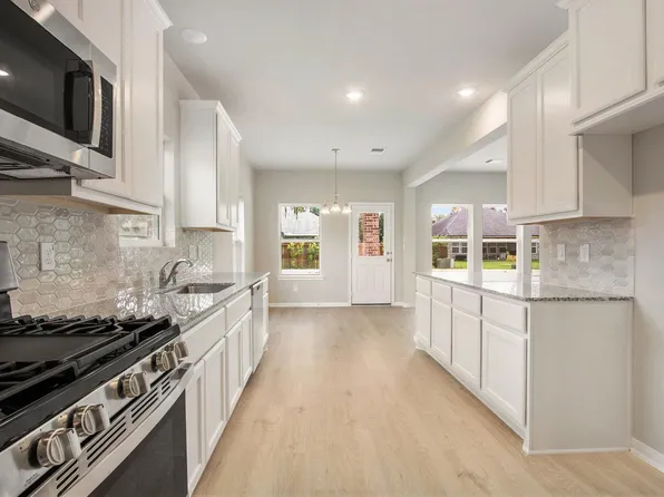 107 Pecan Valley Dr, West Columbia, TX 77486