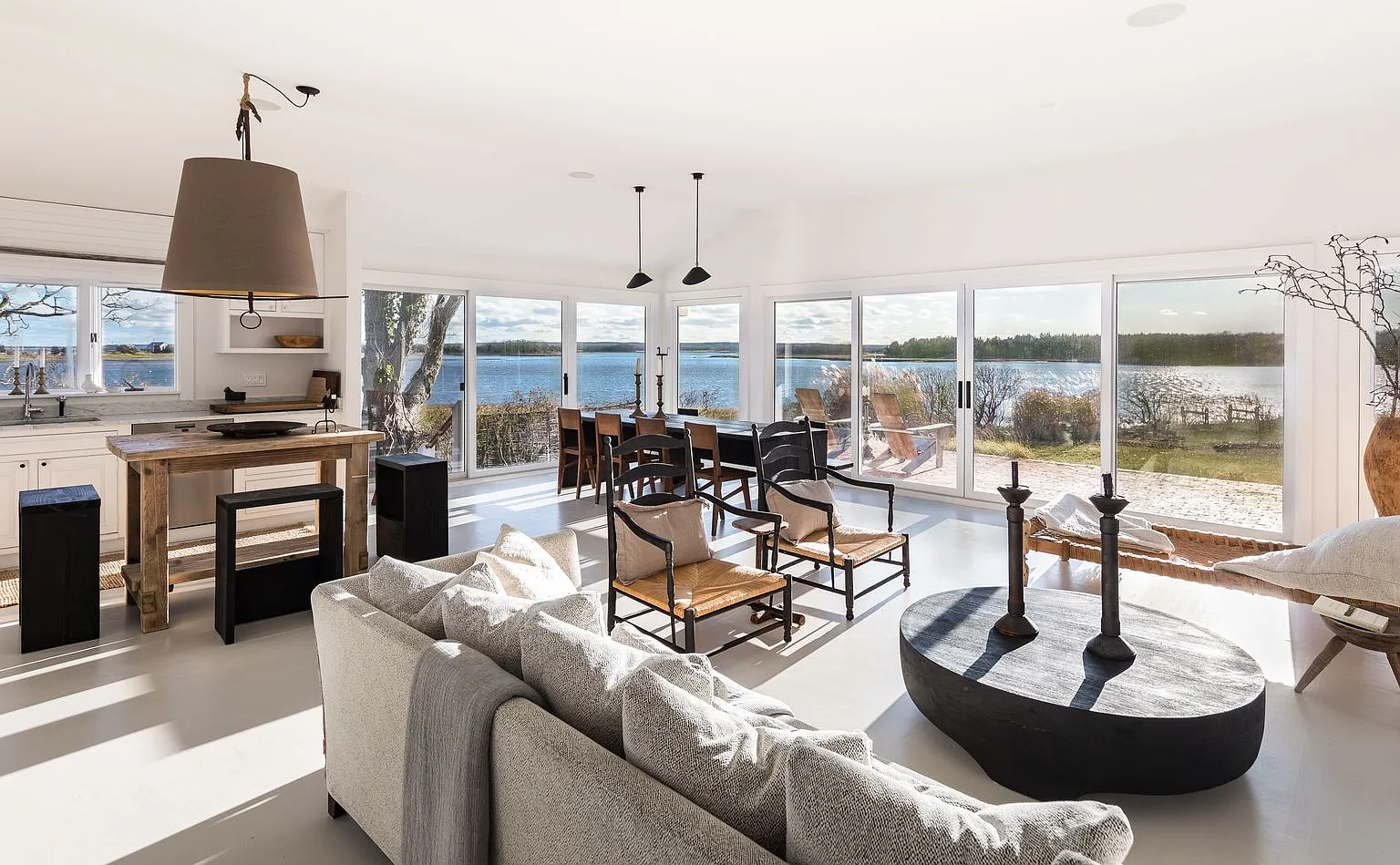 Designer Waterfront Cottage — Photo 1