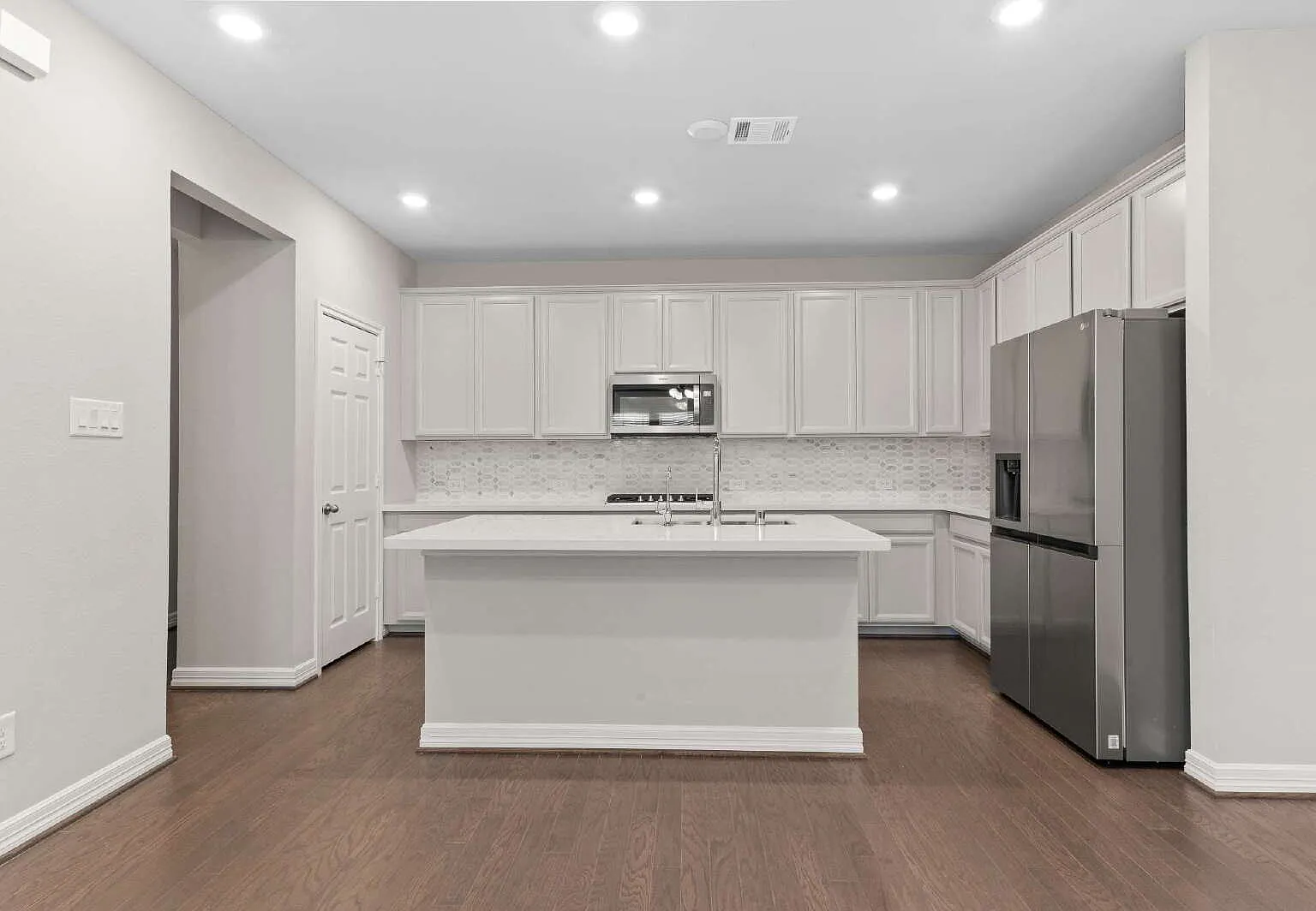 3 bed, 2.0 bath, 1619 sqft, $2,400 — Photo 4