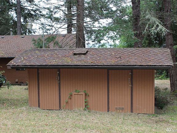 Well House with a concrete foundation.  Also there is an extra storage room on the right of it.