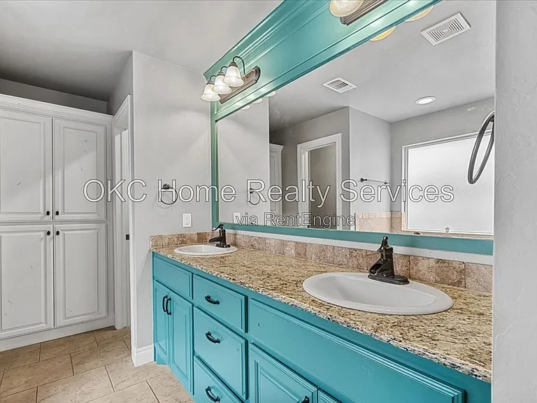 625 NE 23rd St — Photo 13