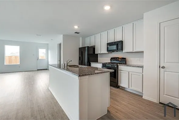 4 bed, $3,000 — Photo 3