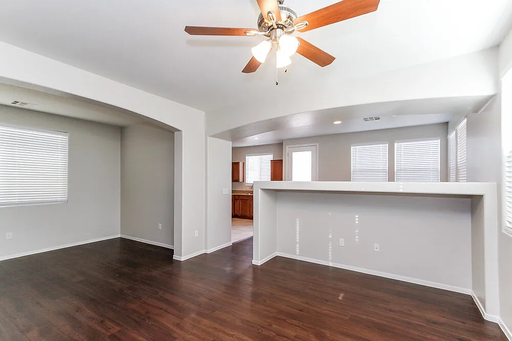 3 bed, 2.5 bath, 1727 sqft, $2,100 — Photo 2