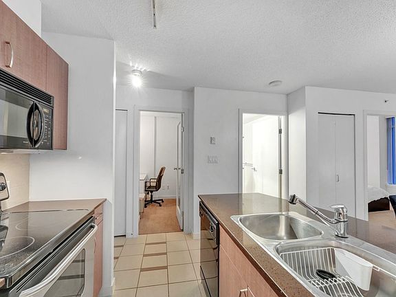 3rd image of 610 Granville St #1506