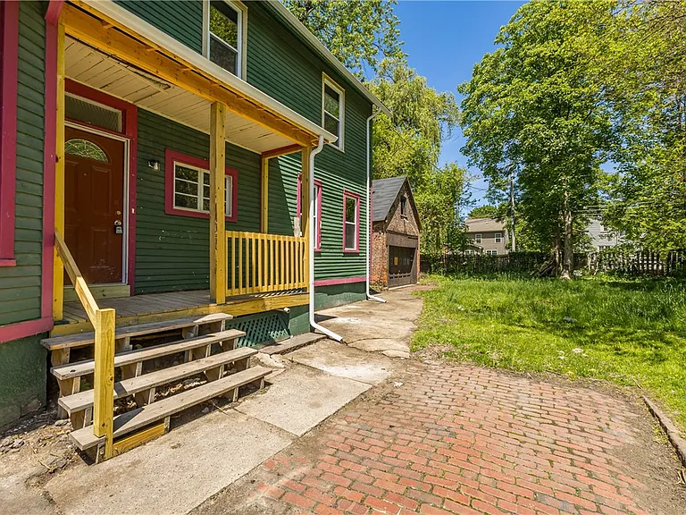 268 Lyndhurst St — Photo 3