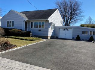 20 Abbott St, West Babylon, NY 11704