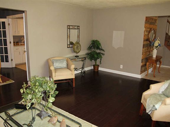 4th image of 915 Pine Valley Dr