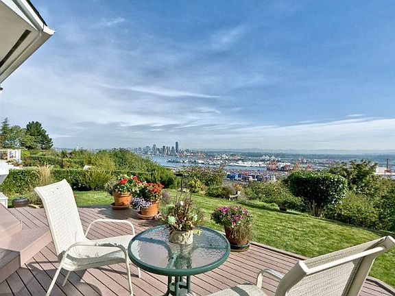 The views from all main living areas are fantastic! The city of Seattle, Elliot Bay and all it's marine activity plus the Cascade Range from Mt. Baker to Mt. Rainier provide a non-stop panorama.