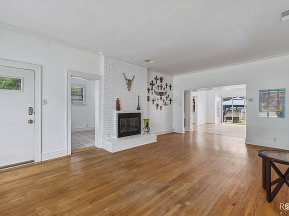 5th image of 404 S Bishop St